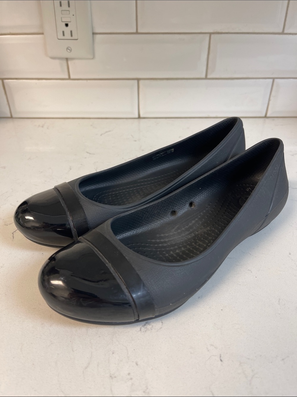 Crocs Cap Toe Black Patent Ballet Flats Style # 12300 Women Size 8